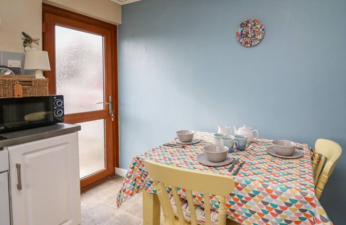 Llanllwchaiarn Cabaña | BLAENFERWIG, pet friendly, with open fire in New Quay