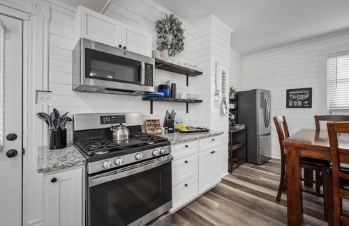 St. Charles Historic District Casa | Blair's 1879 Historic House 4 Bed 2 Full Bath WOW