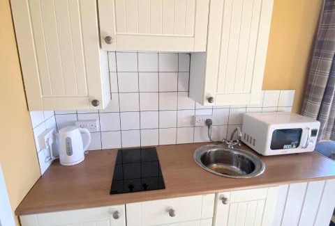 Kelty Cabina | Blair Tiny House with Private Hot Tub - Fife - Loch Leven - Lomond Hills