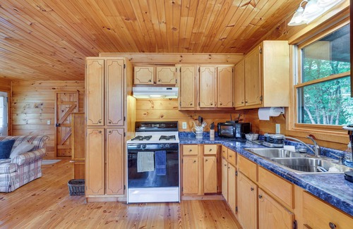 Blairsville Cabina | Blairsville Cabin w/ Fire Pit & Grill!