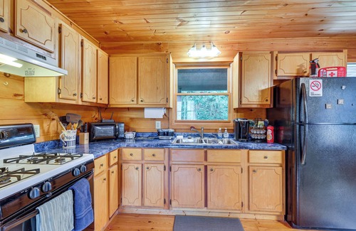 Blairsville Cabina | Blairsville Cabin w/ Fire Pit & Grill!