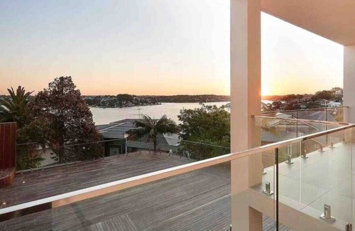Blakehurst Otro | Blakehurst · SYD Luxury cheerful water view holiday house