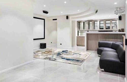 Blakehurst Otro | Blakehurst · SYD Luxury cheerful water view holiday house