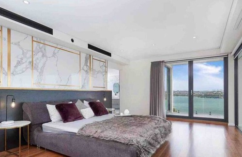 Blakehurst Otro | Blakehurst · SYD Luxury cheerful water view holiday house