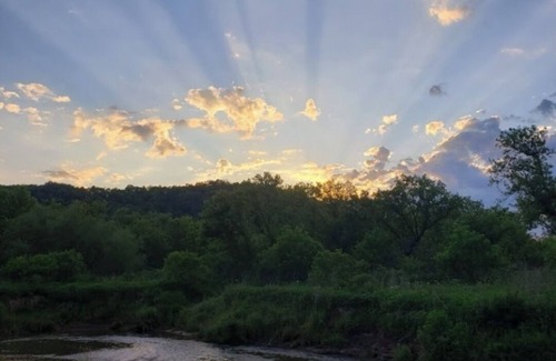 Viroqua Alquiler De RV | Blakley Hobbit Campground-RV spot #1