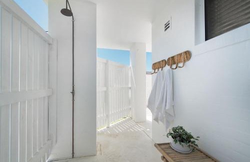 Crescent Head Casa | Blanc Whole House