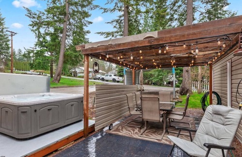 Bayview Casa | Blanchette Property · 4 Season Bayview Getaway/ Bayview/Hot tub/Fishing