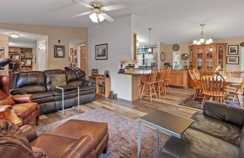 Bayview Casa | Blanchette Property · 4 Season Bayview Getaway/ Bayview/Hot tub/Fishing