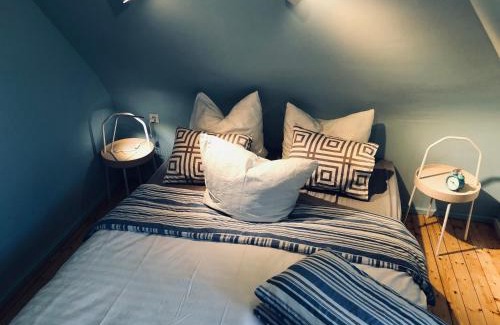 Mainstockheim Casa | Blaues Zimmer, -keine Wohnung, keine Küche-mit grossem Balkon, Bad ist ein Traum, nur 50 Schritte zum Radweg am Main