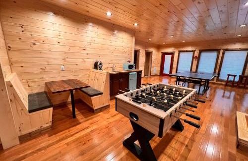 Gatlinburg - Pigeon Forge Chalet De Esquí | Blaze of Glory - New Luxury, 4BR, Theater, Arcade, EVC, Location