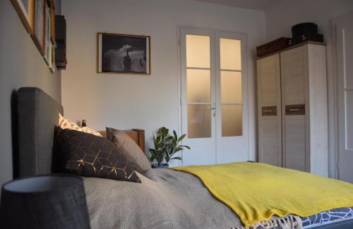 Ujlak Apartamento | Bleak House - Bauhaus home in greener Budapest