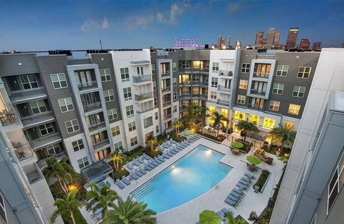Courier City - Oscawana Apartamento | Bleecker 1-110 · Luxury King Suite - Pool - Gym - FREE parking - L
