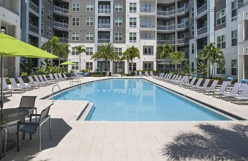 Courier City - Oscawana Apartamento | Bleecker 1-431 · Luxury King Suite - Pool - Gym - FREE parking - J