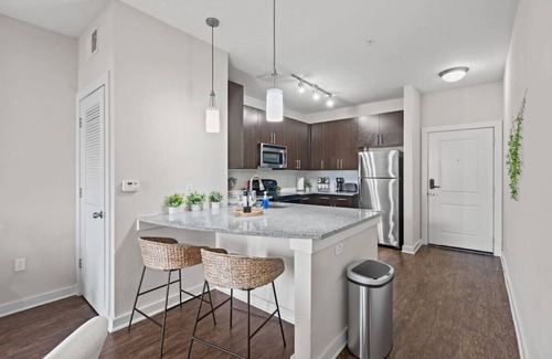 Courier City - Oscawana Apartamento | Bleecker room 116 · Luxury king suite! Pool | gym | FREE parking | A