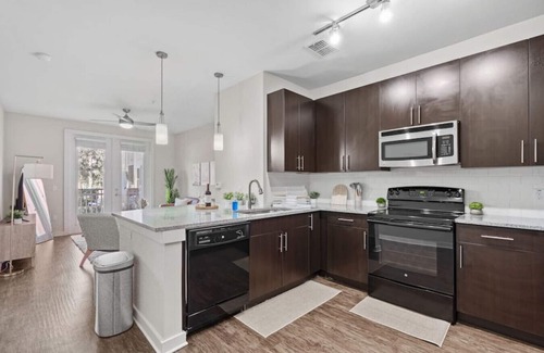Courier City - Oscawana Apartamento | Bleecker room 116 · Luxury king suite! Pool | gym | FREE parking | A