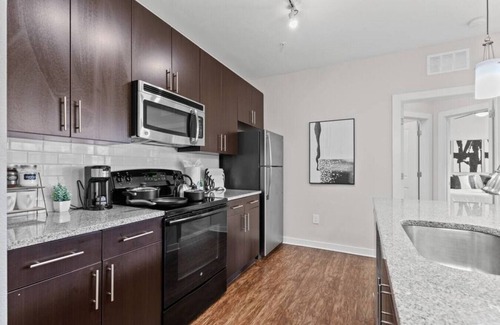 Courier City - Oscawana Apartamento | Bleecker room 410 · Luxury king suite! Pool | gym | FREE parking | C