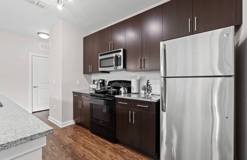 Courier City - Oscawana Apartamento | Bleecker room 410 · Luxury king suite! Pool | gym | FREE parking | C