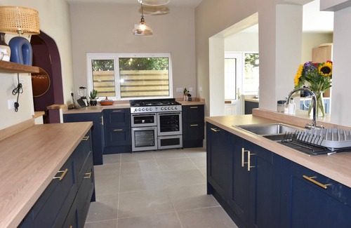 Freshwater Bay Villa | Blenheim House a seaside home for 12