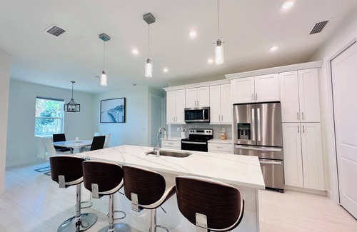 South Venice Casa | BlessedVeniceOasis, Luxury Beach House - 5 Minutes to Beach, Brand New!