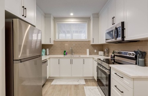Cochrane Apartamento | "Bliss" 1 Bdrm lower suite in Cochrane!