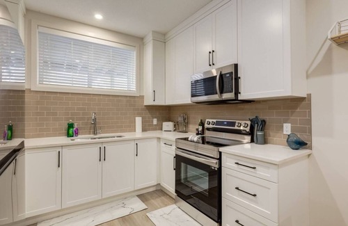 Cochrane Apartamento | "Bliss" 1 Bdrm lower suite in Cochrane!