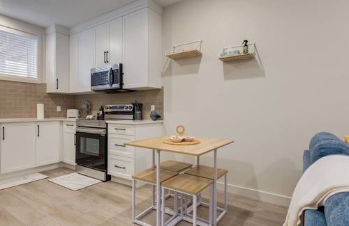 Cochrane Apartamento | "Bliss" 1 Bdrm lower suite in Cochrane!