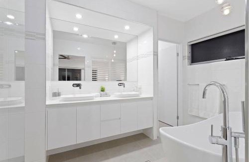 Surfers Paradise Villa | Bliss On Paradise Island