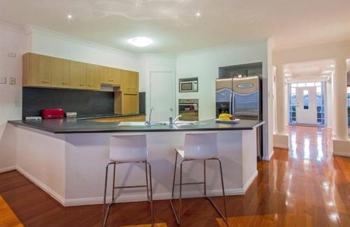 Broadbeach Waters Casa | Bliss On Sunshine