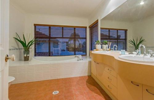 Broadbeach Waters Casa | Bliss On Sunshine