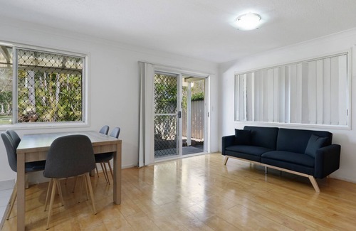 Runaway Bay Casa | Bliss on the Bay - A delightful and comfortable single-storey house located in the serene suburb of