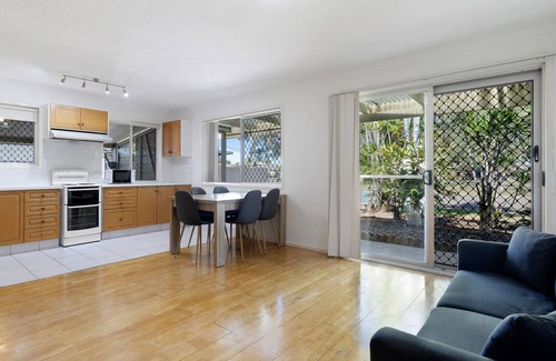 Runaway Bay Casa | Bliss on the Bay - A delightful and comfortable single-storey house located in the serene suburb of