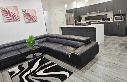 Marsden Park Casa | Blissful Modern 5 BR Lux Style Family House