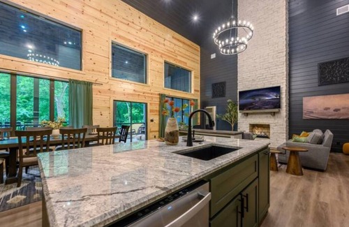 Broken Bow Cabina | Blissful Pines Pool & Play Resort -Sleeps 22
