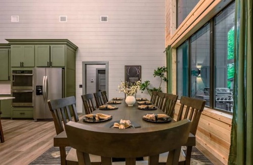 Broken Bow Cabina | Blissful Pines Pool & Play Resort -Sleeps 22