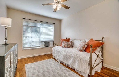 Uptown Apartamento | Blissful Stay in Alamo Heights