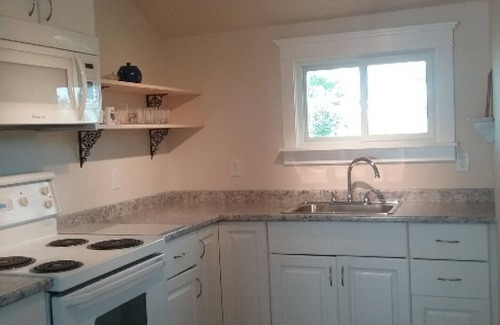 Kingsport Cabaña | Blomidon Rose Fan Cottage por el agua