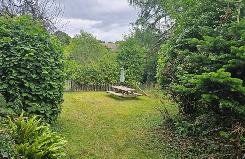 Burstock Cabaña | Bloom Cottage – 3 bedroom countryside family retreat w/garden & views