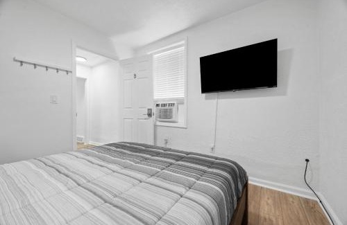 Pittsburgh Casa | Bloomfield Pittsburgh B Stylish and Cozy Private Bedroom, Shared Bathroom, with Free Parking