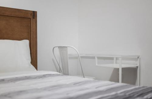 Pittsburgh Casa | Bloomfield Pittsburgh B Stylish and Cozy Private Bedroom, Shared Bathroom, with Free Parking