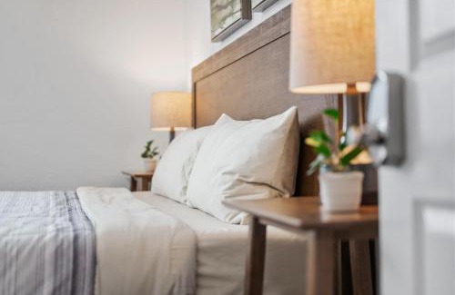 Pittsburgh Casa | Bloomfield Pittsburgh C Stylish and Cozy Private Bedroom, Shared Bathroom, with Free Parking