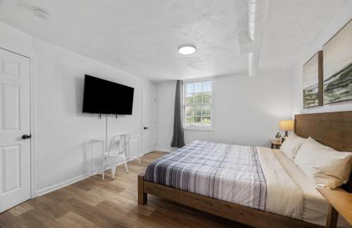 Pittsburgh Casa | Bloomfield Pittsburgh C Stylish and Cozy Private Bedroom, Shared Bathroom, with Free Parking