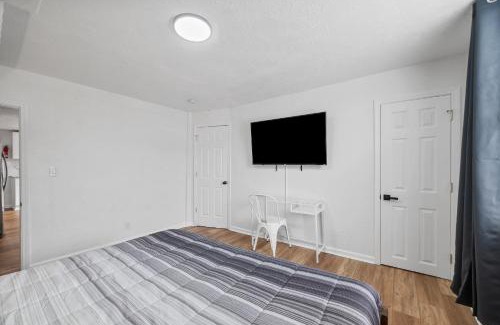 Pittsburgh Casa | Bloomfield Pittsburgh C Stylish and Cozy Private Bedroom, Shared Bathroom, with Free Parking