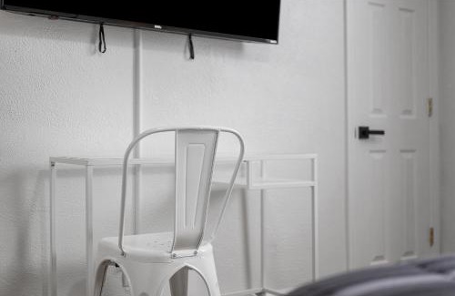 Pittsburgh Casa | Bloomfield Pittsburgh C Stylish and Cozy Private Bedroom, Shared Bathroom, with Free Parking