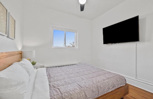 Bloomfield Casa | Bloomfield/Shadyside @J Bright and Cozy Private Bedroom with Shared Bathroom