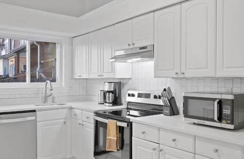 Bloomfield Casa | Bloomfield/Shadyside @J Bright and Cozy Private Bedroom with Shared Bathroom