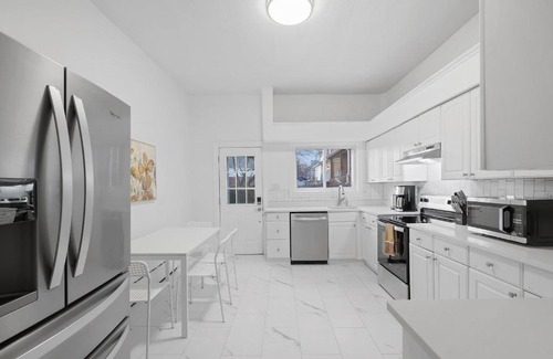 Bloomfield Casa | Bloomfield/Shadyside @J Bright and Cozy Private Bedroom with Shared Bathroom