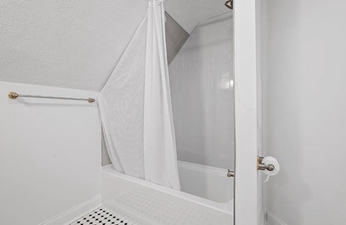 Bloomfield Casa | Bloomfield/Shadyside @K Spacious & Unique Private Bedroom with Shared Bathroom
