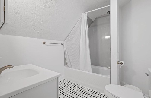 Bloomfield Casa | Bloomfield/Shadyside @K Spacious & Unique Private Bedroom with Shared Bathroom