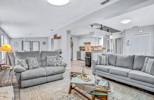 Greater Pinellas Point Casa | Blooming oasis near the ocean with a hot tub, adult bikes & grill - dog-friendly