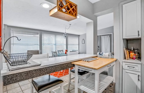 Greater Pinellas Point Casa | Blooming oasis near the ocean with a hot tub, adult bikes & grill - dog-friendly